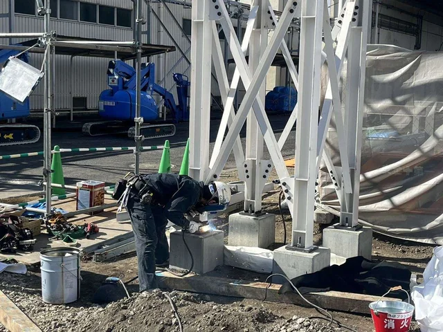 現場で柱脚まわりを溶接する作業
