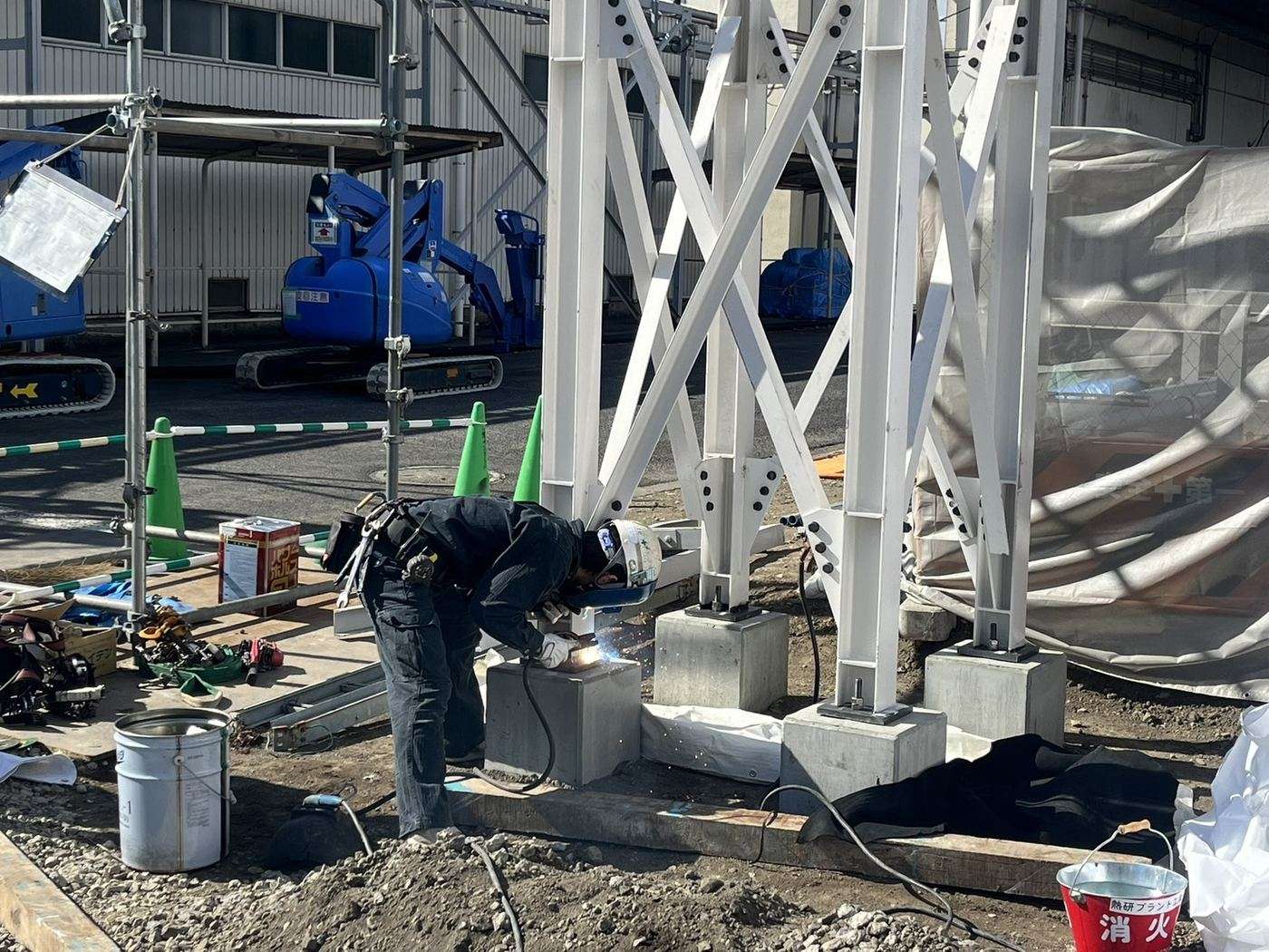 現場で柱脚まわりを溶接する作業